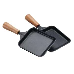 Frigideira retangular de madeira para raclette.